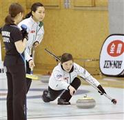 第８エンド、ストーンを放つ北海道銀行の小笠原歩。左隣は近江谷杏菜（おおみや・あんな）＝２０１６年２月１１日、青森県青森市（共同）