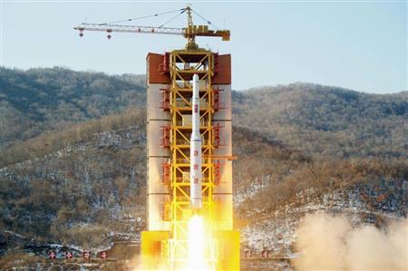 ７日、北朝鮮から打ち上げられた事実上の長距離弾道ミサイル（共同）