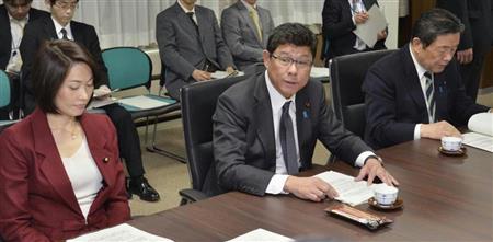 原発事故で汚染された森林の除染や林業の再生を加速させるための初会合であいさつする高木毅復興相（中央）。左は丸川珠代環境相、右は森山裕農林水産相＝５日、復興庁