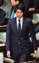 衆院本会議にうつむきながら臨んだ自民党の宮崎謙介衆院議員＝９日午後、国会（斎藤良雄撮影）