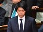 うつむき加減に衆院本会議に臨む宮崎衆院議員＝９日、国会（斎藤良雄撮影）