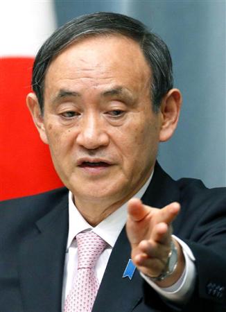 記者会見する菅官房長官＝９日午前、首相官邸