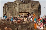 世界遺産に登録されたアンコール遺跡群を訪れる観光客。カンボジアは中国からの旅行者誘致に注力する＝北部シエムレアプ（ＡＰ）