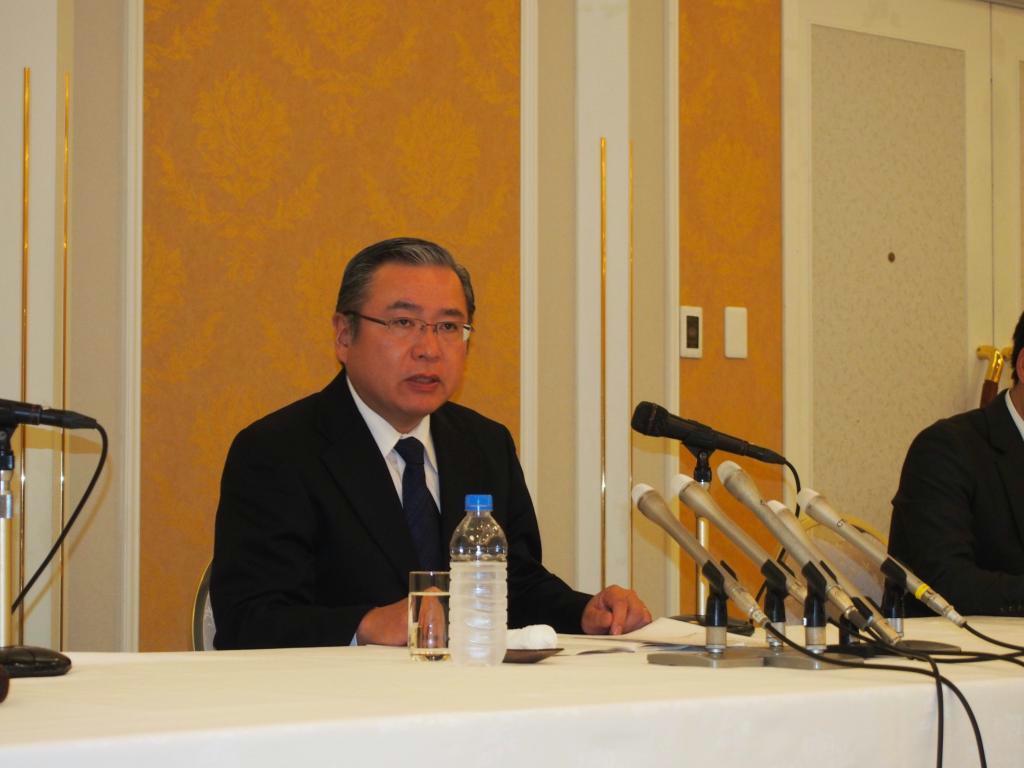 会見するトヨタ自動車労働組合の鶴岡光行委員長＝１２日、愛知県豊田市