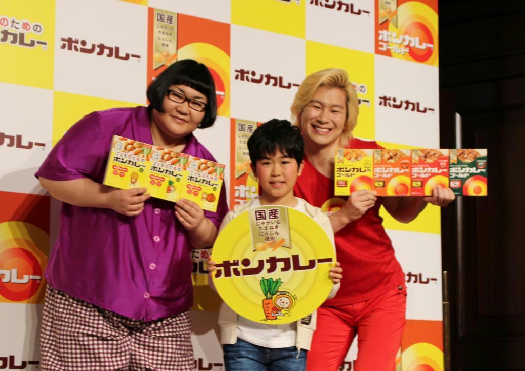 ボンカレーの新商品発表会で、新商品をＰＲする鈴木福くん（中央）とメイプル超合金＝１２日、東京都千代田区