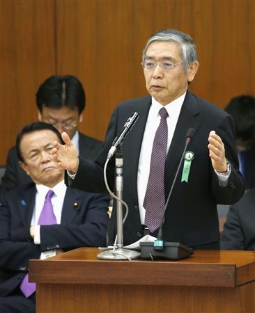 衆院財務金融委で答弁する黒田日銀総裁。左は麻生財務相＝１２日午前