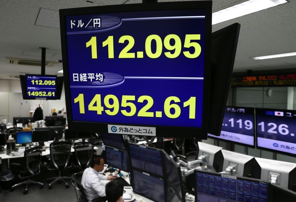 世界経済の減速懸念で東京金融市場は円高株安が急速に進んだ＝１２日午後、東京都港区の外為どっとコム