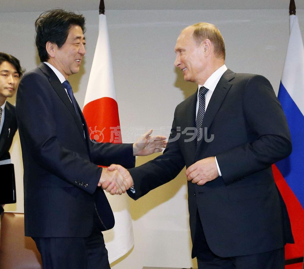 ロシアのウラジーミル・プーチン大統領（右）と握手する安倍晋三（しんぞう）首相＝２０１５年９月２８日、米ニューヨークの国連本部（共同）