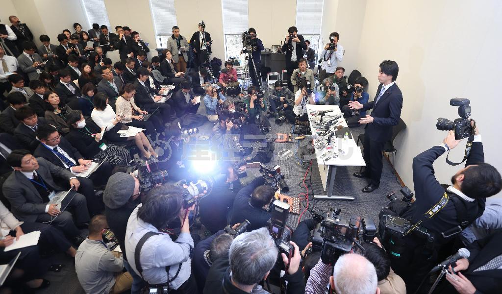 自身の不倫問題に絡み議員辞職を表明した宮崎謙介衆院議員。会見には多くの報道陣がつめかけた＝２０１６年２月１２日午前、東京都千代田区永田町の衆院第２議員会館（古厩正樹撮影）