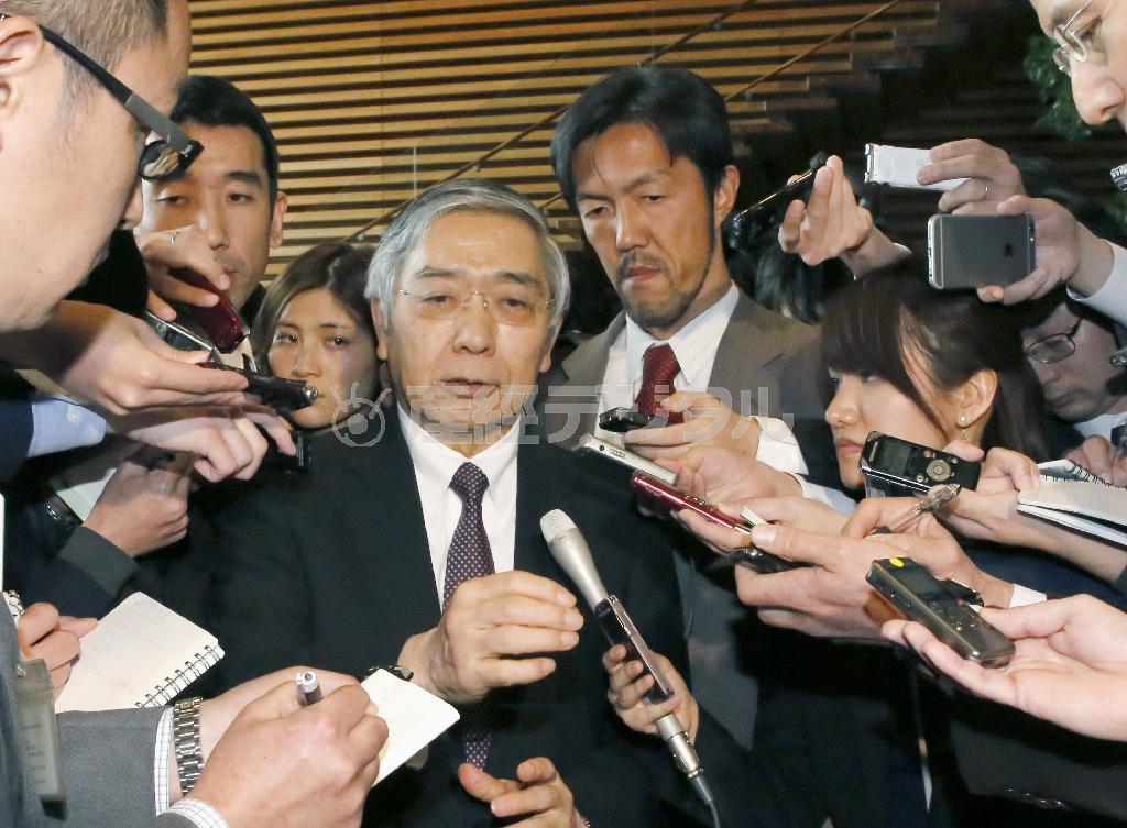 安倍晋三（しんぞう）首相との会談後、記者に囲まれ、質問に答える黒田東彦（はるひこ）日銀総裁＝２０１６年２月１２日、首相官邸（共同）