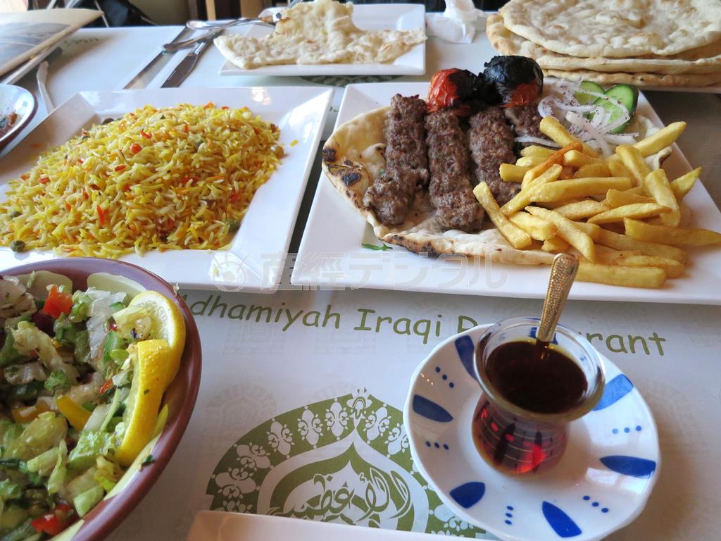 スーク・ワキーフ内のイラク料理店。ラムの串焼きと甘い紅茶は絶品だった＝２０１６年１月１５日、カタール・首都ドーハ（吉原知也撮影）