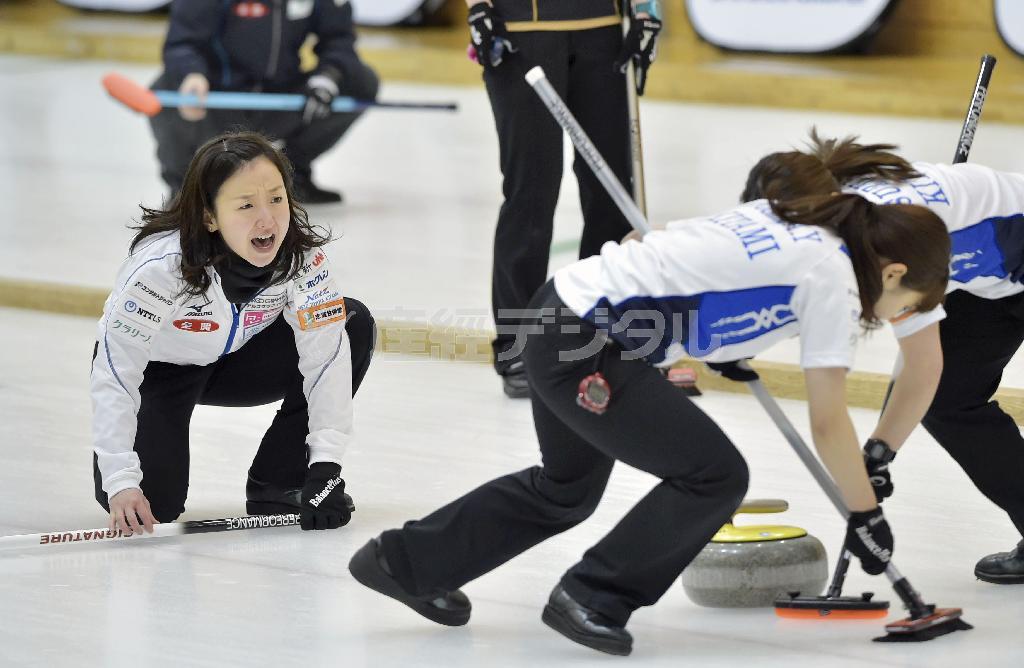 北海道銀行戦で指示を出すＬＳ北見のスキップ、藤沢五月（左）＝２０１６年２月１２日、青森県青森市（共同）