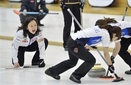 北海道銀行戦で指示を出すＬＳ北見のスキップ、藤沢五月（左）＝２０１６年２月１２日、青森県青森市（共同）