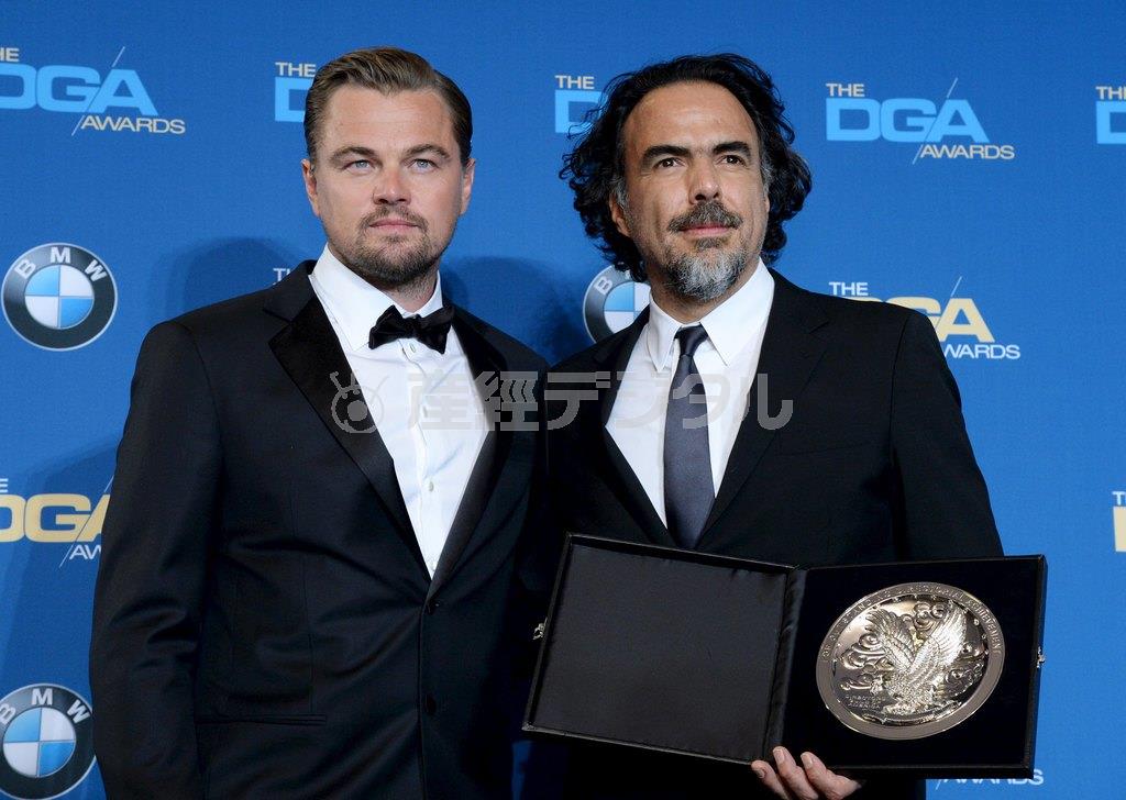 メキシコのアレハンドロ・ゴンサレス・イニャリトゥ監督（右）と米俳優、レオナルド・ディカプリオさん＝２０１６年２月７日、米カリフォルニア州ロサンゼルス（ロイター）