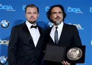 メキシコのアレハンドロ・ゴンサレス・イニャリトゥ監督（右）と米俳優、レオナルド・ディカプリオさん＝２０１６年２月７日、米カリフォルニア州ロサンゼルス（ロイター）