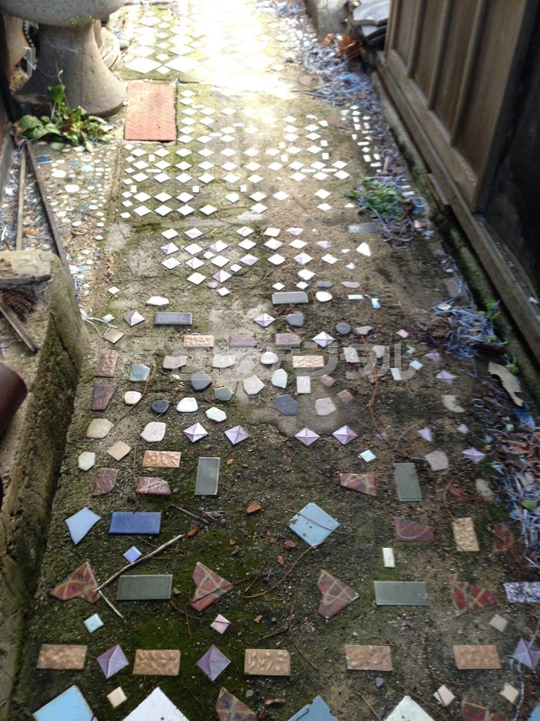 記憶を辿るこの小道を行けば、少年時代の思い出がやってくる。なんてことを思わせてくれる尾道の裏道＝２０１４年１２月２９日、広島県尾道市（長塚圭史さん撮影）