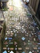 記憶を辿るこの小道を行けば、少年時代の思い出がやってくる。なんてことを思わせてくれる尾道の裏道＝２０１４年１２月２９日、広島県尾道市（長塚圭史さん撮影）