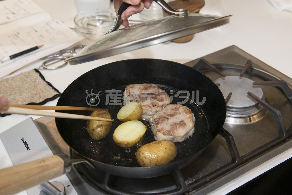 付け合わせのじゃがいもは蓋をして焼くことで香りを閉じ込める（松下二郎さん撮影、提供写真）