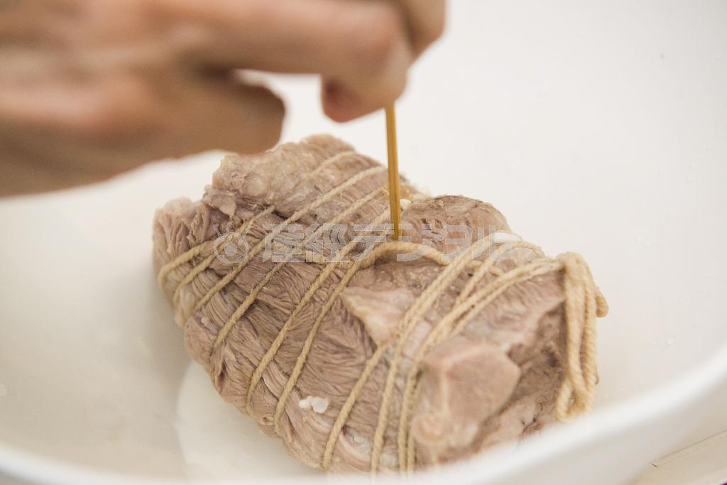 ゆで豚。竹串を刺して肉汁が透明なら火が通っている（松下二郎さん撮影、提供写真）