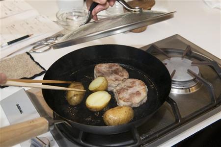 付け合わせのじゃがいもは蓋をして焼くことで香りを閉じ込める（松下二郎さん撮影、提供写真）