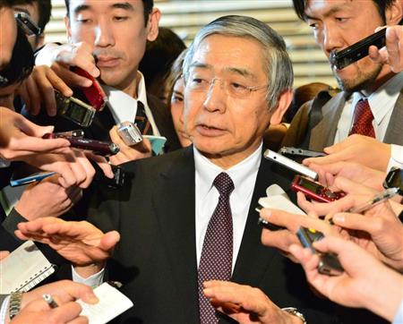 安倍晋三首相との会談後、報道陣の質問に答える日銀の黒田東彦総裁＝１２日午後、首相官邸