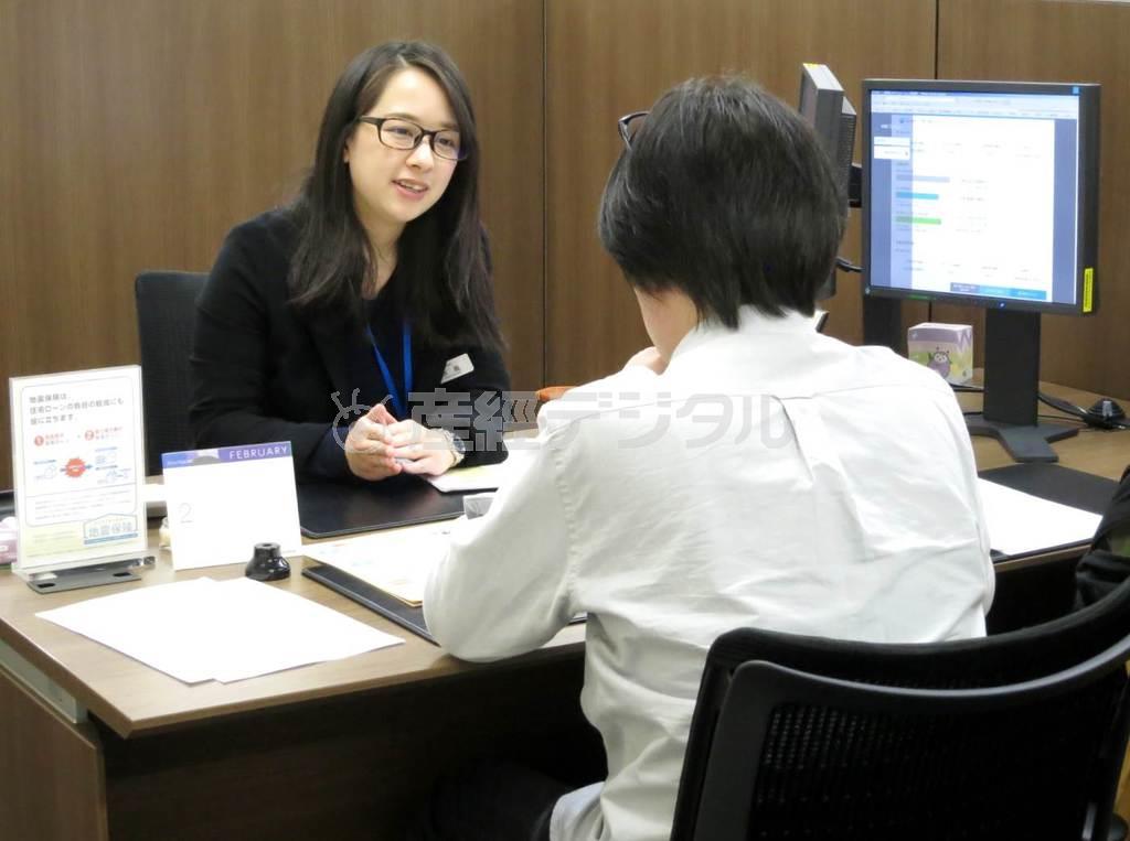 日銀のマイナス金利導入で住宅ローン金利を引き下げた新生銀行＝２０１６年２月１２日、東京都中央区（佐久間修志撮影）