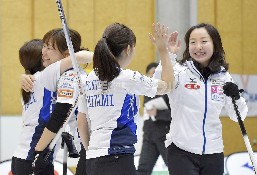優勝を決め喜ぶ藤沢五月（右端）らＬＳ北見の選手たち＝２０１６年２月１３日、青森県青森市のみちぎんドリームスタジアム（共同）