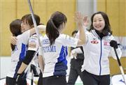 優勝を決め喜ぶ藤沢五月（右端）らＬＳ北見の選手たち＝２０１６年２月１３日、青森県青森市のみちぎんドリームスタジアム（共同）