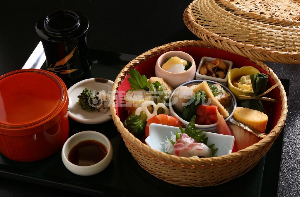 「松風閣」で味わえる竹弁当。繊細な技が詰まった味覚の“玉手箱”だ＝２０１６年２月４日、京都市西京区（志儀駒貴撮影）