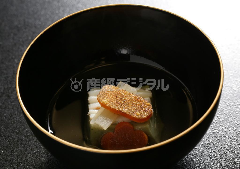 ヨモギ豆腐が沈むすまし汁の煮物椀＝２０１６年２月４日、京都市西京区（志儀駒貴撮影）
