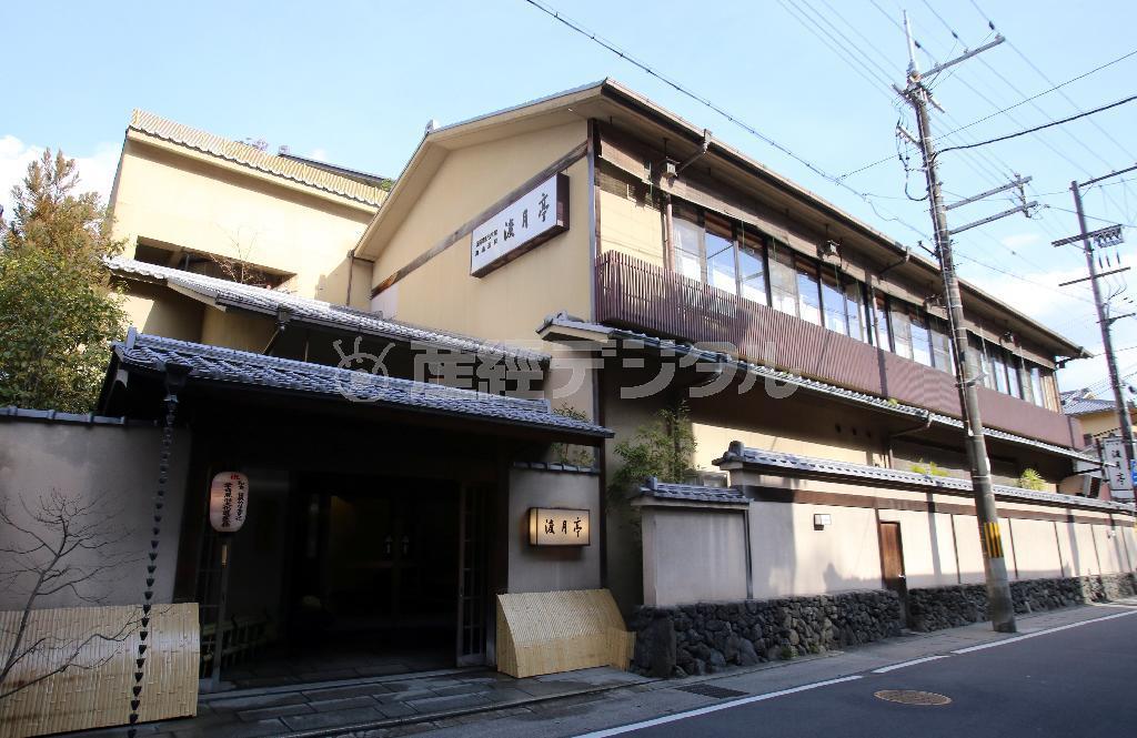 大正時代に渡月橋のたもとに移転、開業した「渡月亭」＝２０１６年２月４日、京都市西京区（志儀駒貴撮影）