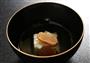 ヨモギ豆腐が沈むすまし汁の煮物椀＝２０１６年２月４日、京都市西京区（志儀駒貴撮影）