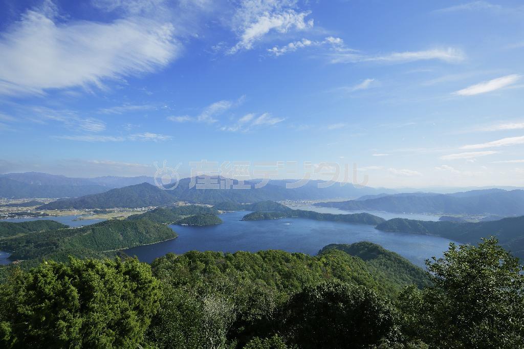標高３９５メートルの梅丈岳（ばいじょうだけ）山頂から望む三方（みかた）五湖。濃淡が異なる五種類の青い輝きに目をうばわれる＝２０１５年１０月２７日、福井県三方上中郡若狭町（共同）