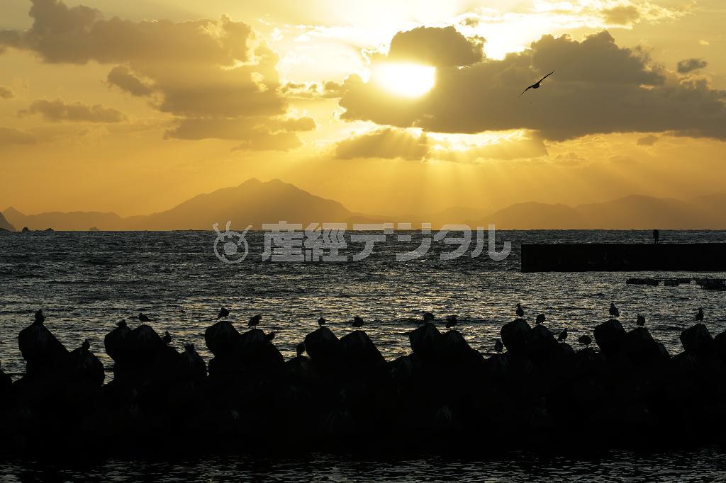 若狭湾の神子（みこ）地区から望む日本海。幻想的な夕景に包まれると、日頃の疲れも癒される＝２０１５年１０月２８日、福井県三方上中郡若狭町（倉谷清文さん撮影）