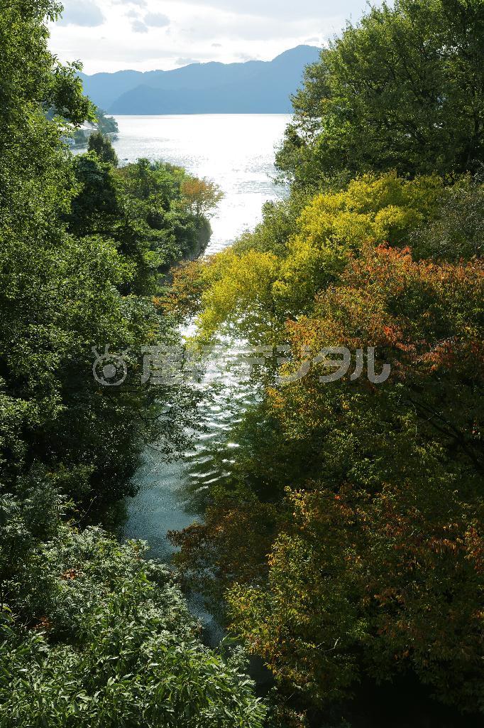 水月湖（すいげつこ）と久々子湖（くぐしこ)）をつなぐ浦見川は１６６２年から開削された。「浦見運河」とも呼ばれる＝２０１５年１０月２７日、福井県三方上中郡若狭町（倉谷清文さん撮影）