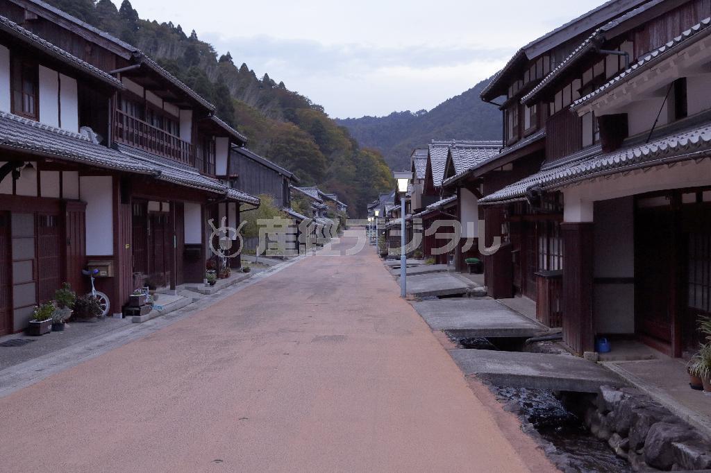 若狭湾の海産物を京都へ運んだ「鯖街道」の最初の宿場町・熊川宿には、江戸から昭和初期にかけての風景がいまも残る＝２０１５年１０月２７日、福井県三方上中郡若狭町（倉谷清文さん撮影）