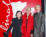 映画「フクシマ・モナムール」の上映会場で撮影に応じる（左から）女優の桃井かおりさん、ドリス・デリエ監督ら＝１３日、ベルリン（共同）