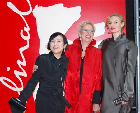 映画「フクシマ・モナムール」の上映会場で撮影に応じる（左から）女優の桃井かおりさん、ドリス・デリエ監督ら＝１３日、ベルリン（共同）