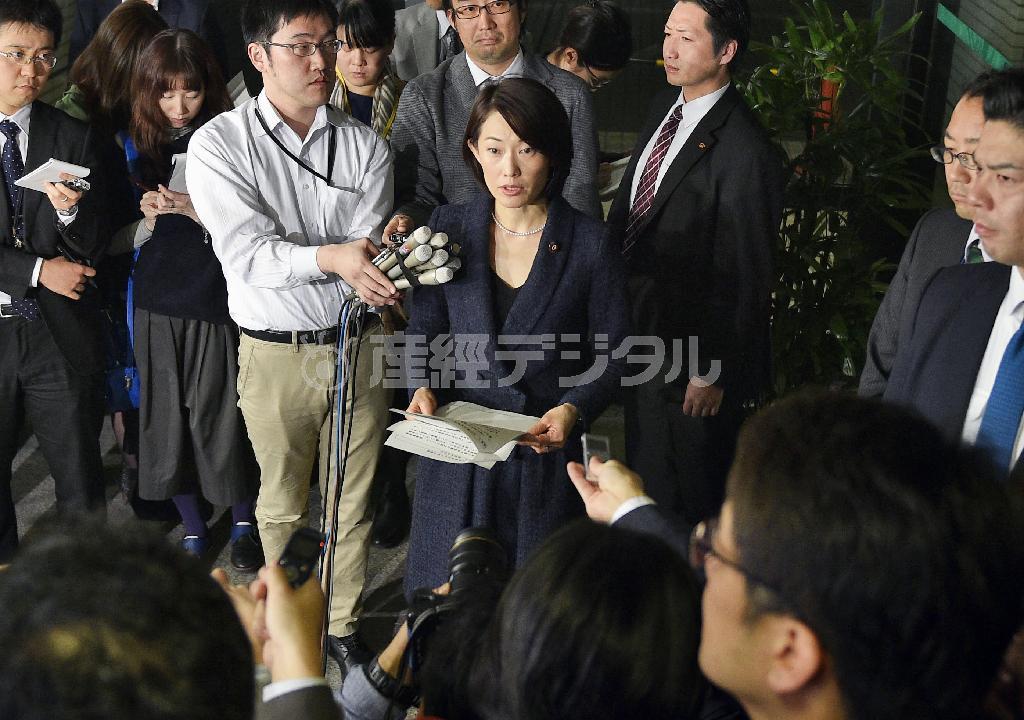 記者団に自らの発言を撤回する丸川珠代（たまよ）環境相。予算委での野党の追及は必至だ＝２０１６年２月１２日夜、環境省（共同）