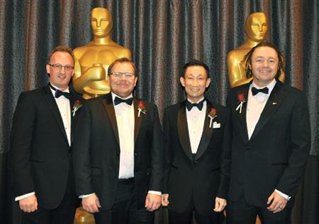 米アカデミーの科学技術省の授賞式会場で同僚と記念撮影に応じる中垣清介さん（右から２人目）＝２０１６年２月１３日、米カリフォルニア州ビバリーヒルズ（共同）