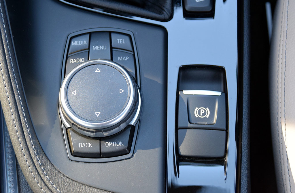 電動式のパーキングブレーキ。残念ながらホールド機能はない。左はナビの操作などに使うコントローラー。抜群の節度感や操作性を誇る