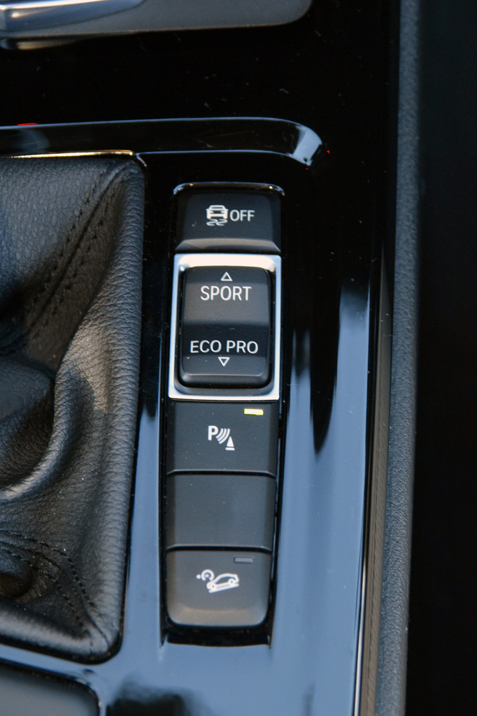 走行モードの切り替えスイッチ。横滑り防止機能の解除スイッチなどもある