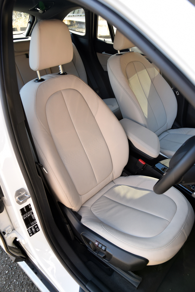 ホールド性の高い運転席。シートヒーターも装備しているので、冬のドライブも気持ちいい