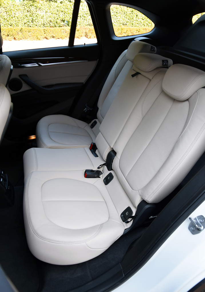 前後にスライドするリアシート。背もたれのリクライニングも可能だ