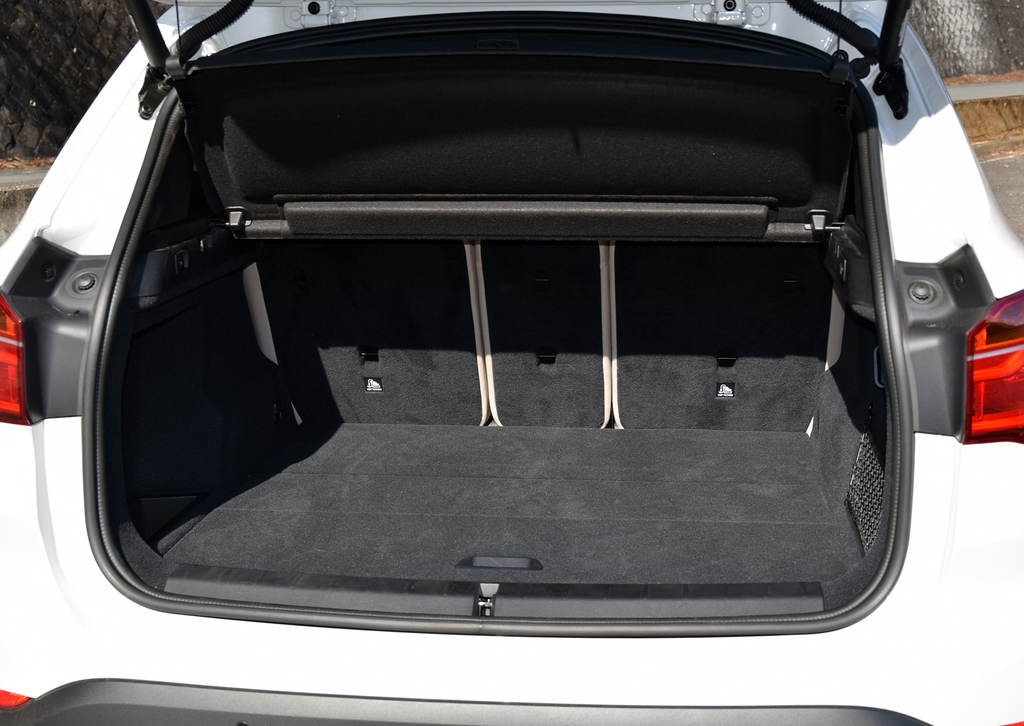 リアシートを立たせたままでも十分広いラゲッジルーム