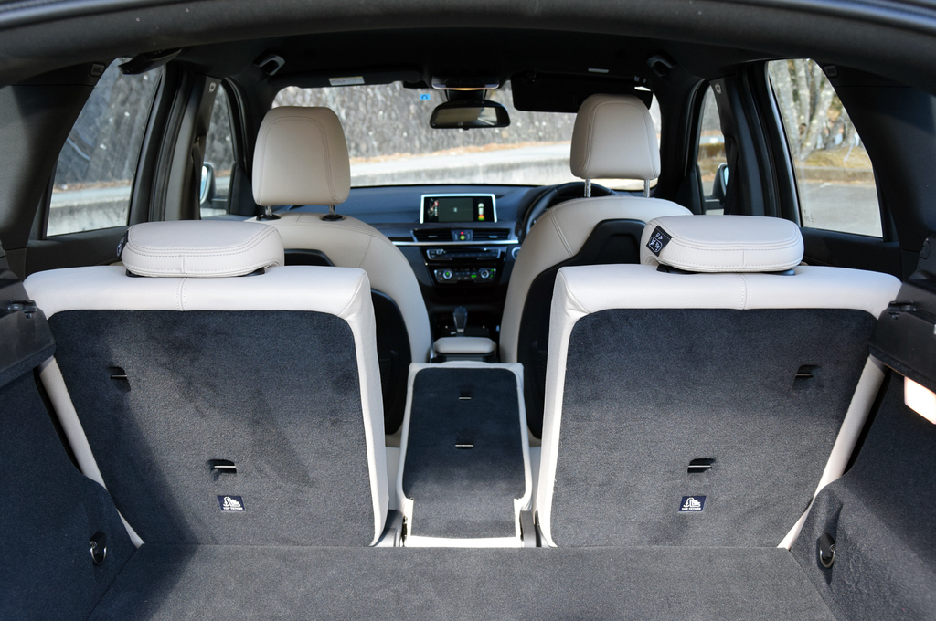 中央だけ倒したトランクスルーの状態。ロッドホルダーがなくても１ピースの釣竿を収納することができて便利だ