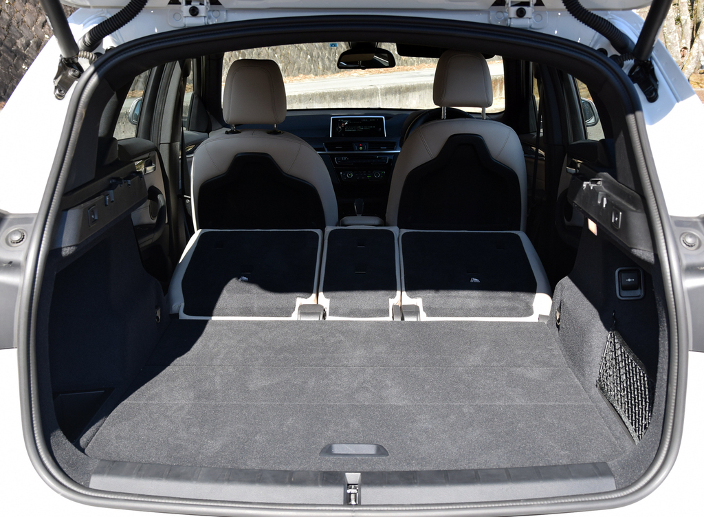 リアシートを完全に倒すとかなり使い勝手が上がる