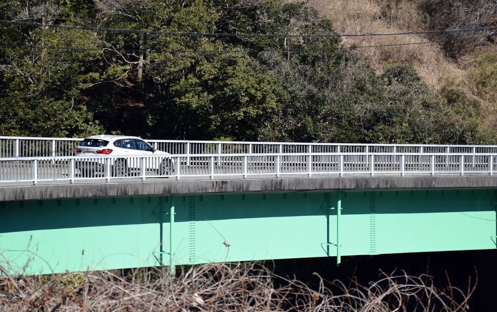 丹沢の橋の上を走るＢＭＷ「Ｘ１」