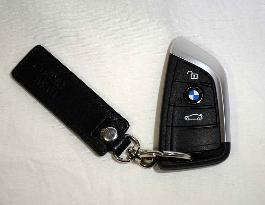 「Ｘ１」のキー。携帯していれば、ドアハンドルに手をかざすだけで解錠／施錠が可能