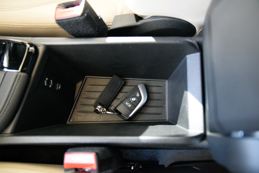 フロントのアームレスト直下にあるコンソールボックス。ＵＳＢポートなども備える